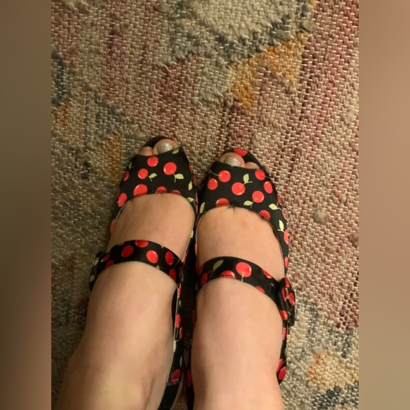 ✨CHELSEA CREW ✨vintage reproduction cherry print heels 🍒 - Picture 6 of 7